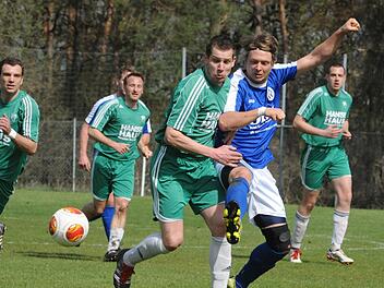 Den Fuß am Ball, die Hand am Titel: Timo Andruschek vom VfR Sulzthal (rechts) setzt in dieser Spielszene dem Untererthaler Stefan Gerlach zu,  Foto: Hopf