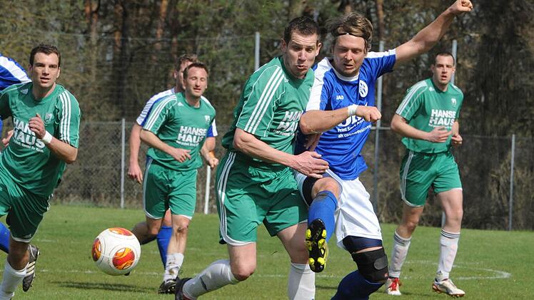 Den Fuß am Ball, die Hand am Titel: Timo Andruschek vom VfR Sulzthal (rechts) setzt in dieser Spielszene dem Untererthaler Stefan Gerlach zu,  Foto: Hopf