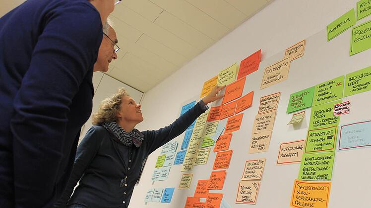 Das Thema Demografie ist sehr vielschichtig, daher war es für die Projektleiterin Claudia Ringhoff (rechts) und Rainer Kober von Kronach Creativ notwendig, Kernpunkte herauszuarbeiten. Dabei stand das bürgerliche Engagement an oberster Stelle. Foto: Dominic Buckreus