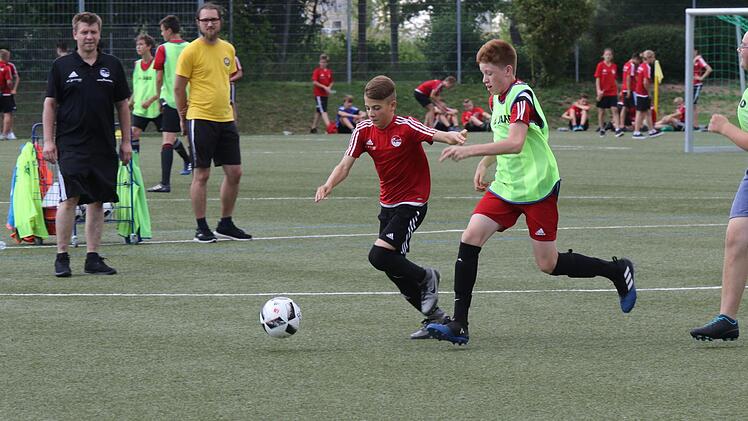 Spannende Spielszenen gab es beim Freundschaftsspiel zwischen dem FC Coburg Vestekicker und einer Mannschaft des FC FED OL&Eacute; mit Kindern, Jugendlichen und Erwachsenen mit Behinderung. Foto: Desombre