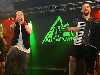 Die Partyband "Allgäupower" verwandelte die Zecher-Halle in Neukenroth zum Starkbierfest in ein Tollhaus. Sänger Dani (Mitte) lud alle zum Mitfeiern ein. Foto: Joachim Beez