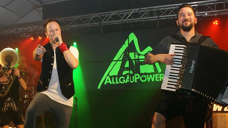 Die Partyband "Allgäupower" verwandelte die Zecher-Halle in Neukenroth zum Starkbierfest in ein Tollhaus. Sänger Dani (Mitte) lud alle zum Mitfeiern ein. Foto: Joachim Beez
