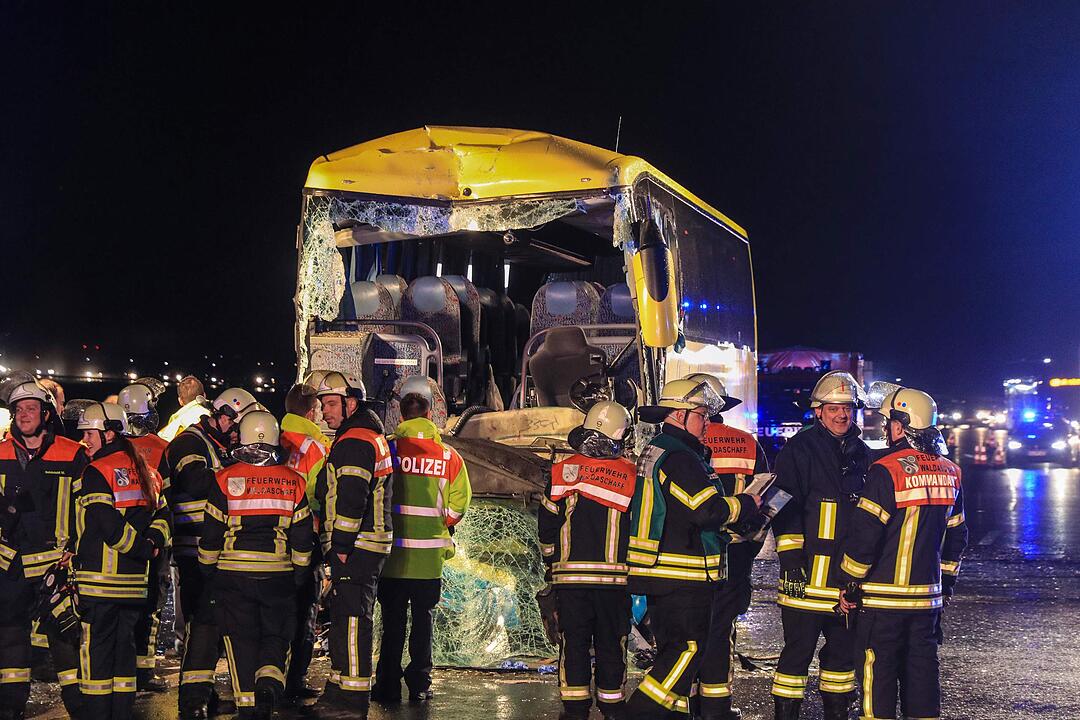 Schweres Busunglück auf A3 in Unterfranken: 18 Verletzte - ein Toter