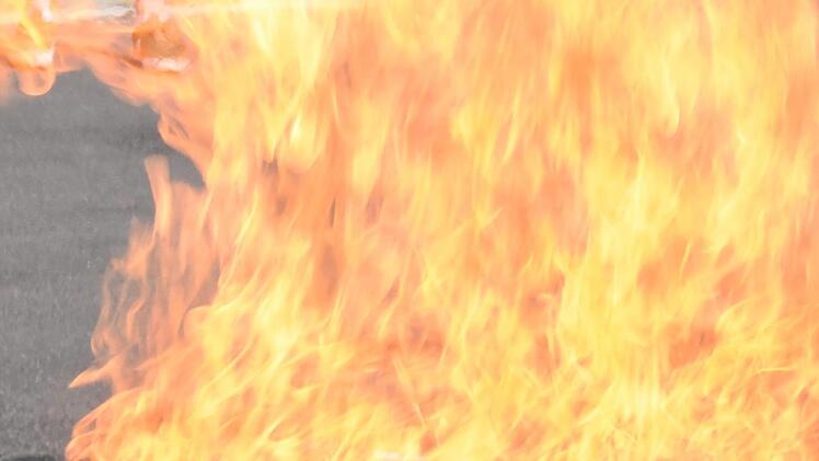 Plötzlich fing das Hemd von dem jungen Mann Feuer. Symbolbild, Foto: NEWS5 / Grundmann