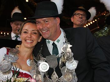 Strahlende Majestäten - Kronachs neuer  Schützenkönig  Thomas Kaiser (rechts) und Schützenkönigin Stefanie Böhm. Foto: Veronika Schadeck