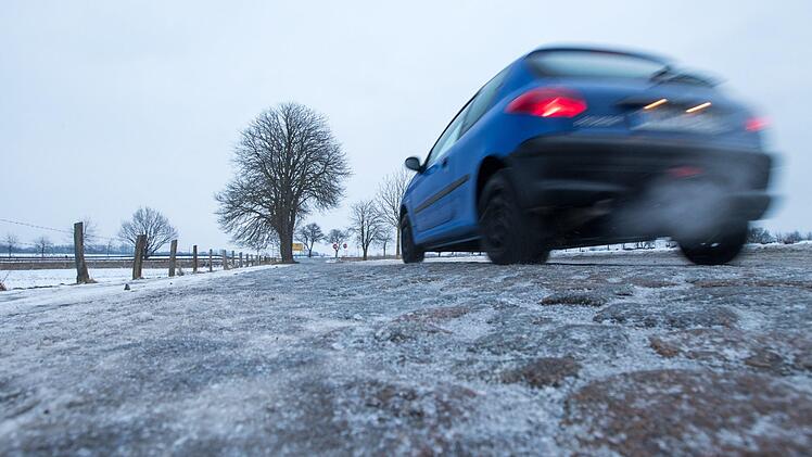Der Deutsche Wetterdienst warnt aktuell vor Glatties. Symbolfoto: Foto: Jens Büttner/dpa-Zentralbild/dpa