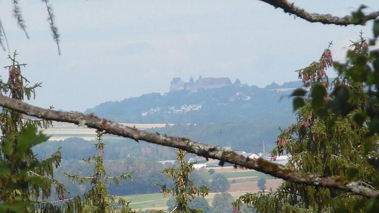 Von der Anhöhe Hohe Aßlitz aus hat man einen guten Blick auf die Veste Coburg.