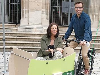 Vereint im Lastenrad: Katrin Göring-Eckardt und Johannes Wagner.