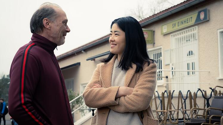 Ronnie Bornowski (Martin Brambach) verbringt viel Zeit mit seiner neuen Tochter Tamara (Kotbong Yang).