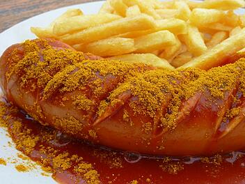 Currywurst mit Pommes Frites