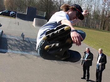 Marco Giehm von der Skater-Initiative Herzogenaurach zeigt, was man auf dem Skatepark jetzt schon alles machen kann. Im Sommer könnten noch ein paar Hindernisse hinzu kommen. Foto: Christian Bauriedel