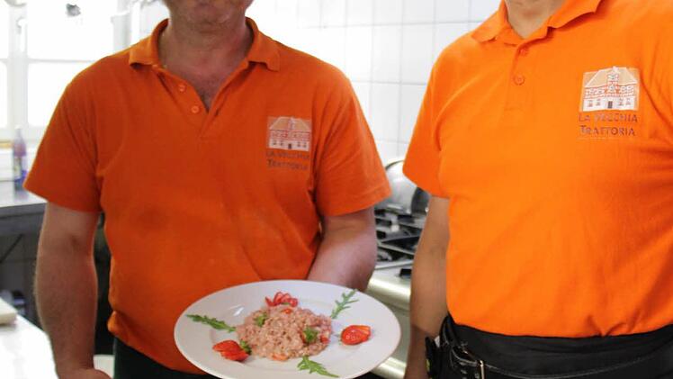 Der Koch des Risottos Domenico Negri (links) und Silvio Backmann von La Vecchia TrattoriaFoto: Christian Bauriedel