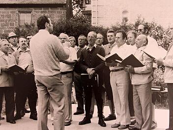 Beim Dorffest in Eyrichshof im Jahr 1973 trat der Chor unter Stabführung von Dirigent Willibald Meder auf. Foto: Repro Helmut Will