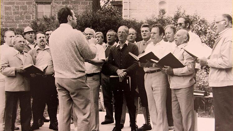 Beim Dorffest in Eyrichshof im Jahr 1973 trat der Chor unter Stabführung von Dirigent Willibald Meder auf. Foto: Repro Helmut Will