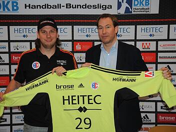 HC-Geschäftsführer Stefan Adam (rechts) stellte am Mittwoch den neuen Torwart Nikolas Katsigiannis der Öffentlichkeit vor.