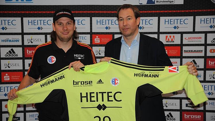HC-Geschäftsführer Stefan Adam (rechts) stellte am Mittwoch den neuen Torwart Nikolas Katsigiannis der Öffentlichkeit vor.