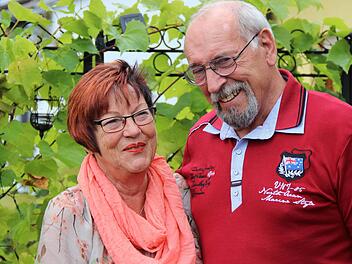 Nach 40 Jahren haben sie sich wiedergefunden, neu verliebt und zum zweiten Mal geheiratet: Ute und Detlef Röse. Foto: Katharina Müller-Sanke