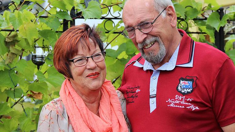 Nach 40 Jahren haben sie sich wiedergefunden, neu verliebt und zum zweiten Mal geheiratet: Ute und Detlef Röse. Foto: Katharina Müller-Sanke