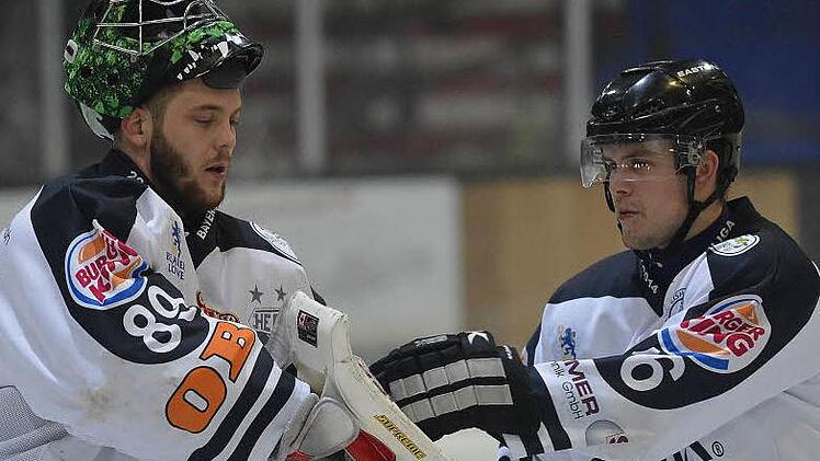 HEC-Goalie Philipp Schnierstein (links), der hier Glückwünsche von Marc Kaczmarek entgegen nimmt, zeigte bei der Viertelfinal-Partiein Peißenberg eine ganz starke Leistung. Foto: Archiv