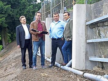 Bei einer Ortsbesichtigung erklärt Architekt Kersten Schöttner (2. v. li.) Pater Jan Poja, Christian Schmittnägel (Schmittnägel Bau) und Bürgermeister Jens Korn (von links) die einzelnen Bauabschnitte und Maßnahmen für die Sanierung der Stützmauer.  Foto: Susanne Deuerling