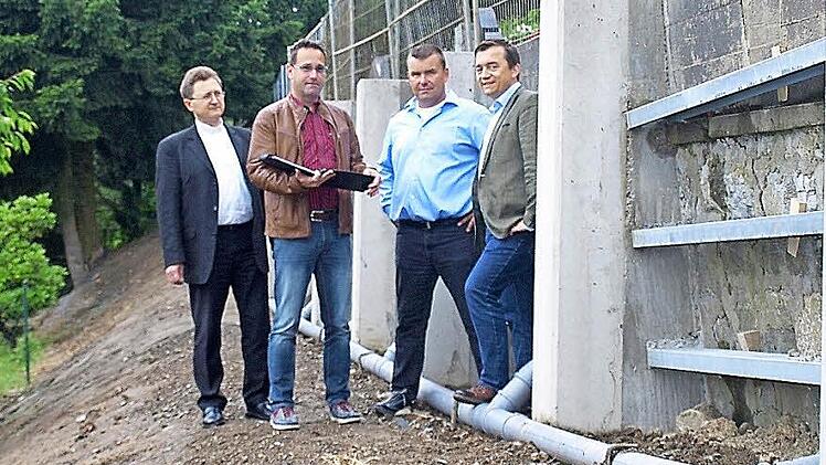 Bei einer Ortsbesichtigung erklärt Architekt Kersten Schöttner (2. v. li.) Pater Jan Poja, Christian Schmittnägel (Schmittnägel Bau) und Bürgermeister Jens Korn (von links) die einzelnen Bauabschnitte und Maßnahmen für die Sanierung der Stützmauer.  Foto: Susanne Deuerling