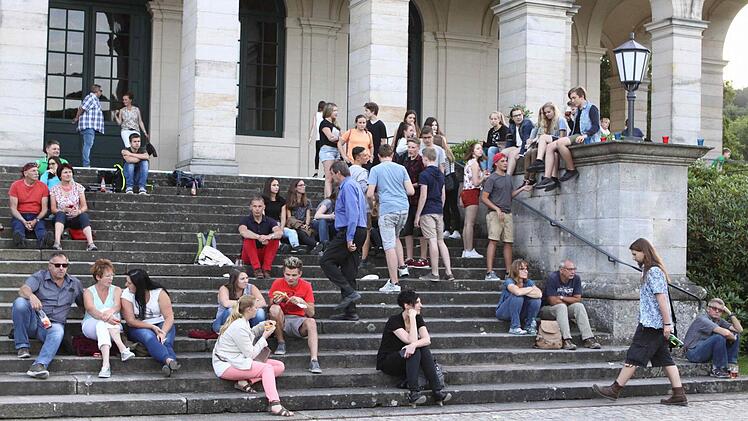 Mangels ausreichender Sitzplätze füllte sich der Aufgang zum Kursaal soweit, dass am Schluss kein Durchkommen mehr war.  Foto: Thomas Dill