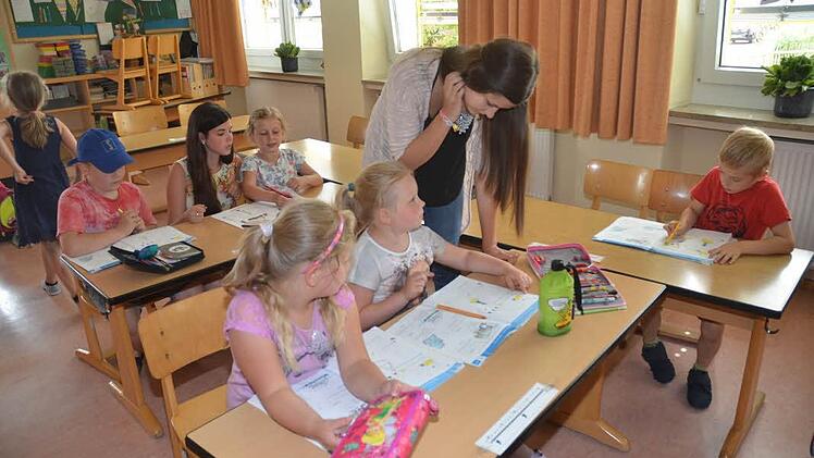 Jasmin Wrublick (hinten Mitte) und Lena Hertel sind große Hilfen für die Schüler der Grundschule Weißenbrunn.  Foto: K.-H. Hofmann