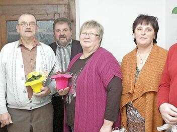 Ehrungen beim OGV Steinrod-Thierach (von links): Rödentals Dritter Bürgermeister Gerd Mücke, Jubilar Werner Faber, Reiner Brückner, Jubilarin Ingrid Sauerbrei, Roselinde Reuter, stellvertretend Meinhard Büchner für seine Ehefrau Jutta Foto: Edwin Meißinger