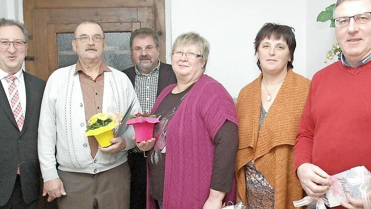 Ehrungen beim OGV Steinrod-Thierach (von links): Rödentals Dritter Bürgermeister Gerd Mücke, Jubilar Werner Faber, Reiner Brückner, Jubilarin Ingrid Sauerbrei, Roselinde Reuter, stellvertretend Meinhard Büchner für seine Ehefrau Jutta Foto: Edwin Meißinger