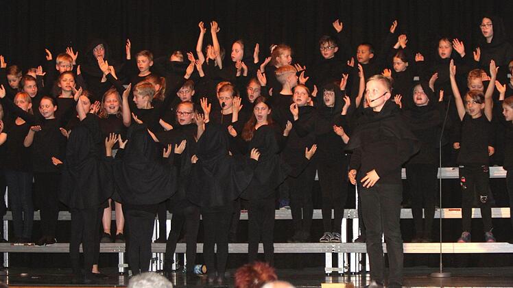 Über 70 Buben und Mädchen wirkten im Chor bei diesem Kindermusical "Mönsch Martin" mit. Foto: Günther Geiling