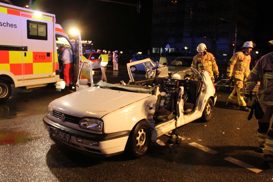 Unfall Bayreuth: Feuerwehr rettet Frau aus Auto