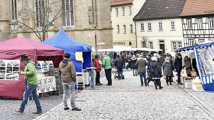 Auf dem Marktplatz und in einigen Straßen der Altstadt befanden sich die Stände des Königsberger Ostermarktes.  Fotos: Gerold Snater