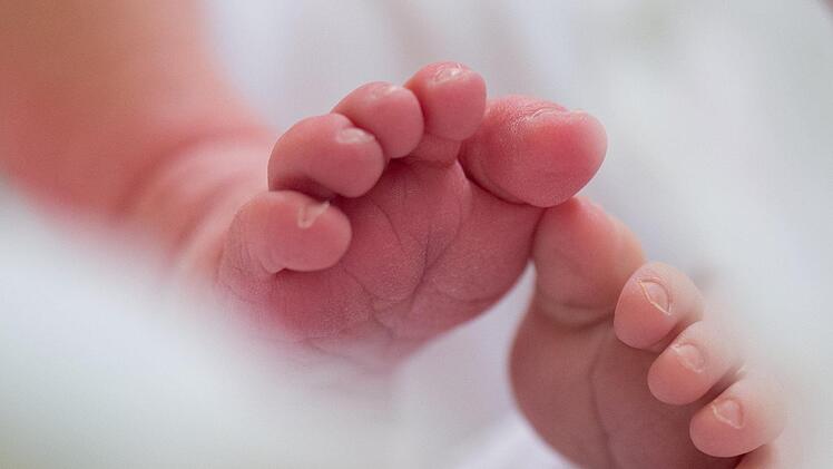 Nur ein paar Tage wurde er alt: Der kleine Junge, dessen Vater ihn misshandelt hat, ist gestorben. Zunächst hatte die Familie des Säuglings angegeben, dass das Baby von einem Hund gebissen wurde.  Symbolfoto: Arno Burgi/dpa-Zentralbild/dpa