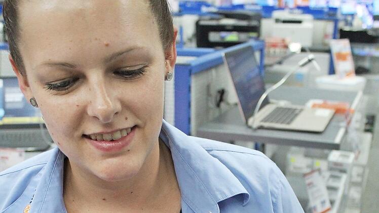 Expert-Abteilungsleiterin Silvia Hirschlein steht vor einem Wunderding der Ventialtoren-Technik.