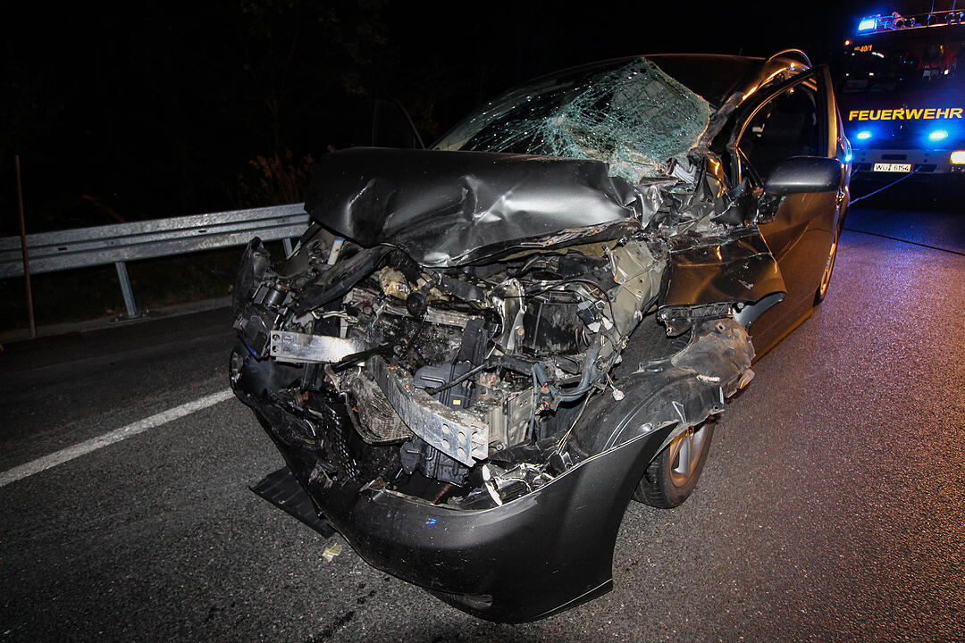 A3: Auto kracht unter Lkw-Anhänger - zwei Schwerverletzte