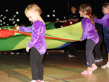 Beim Kleinkinderturnen "schneite" es im Kronacher Schützenhaus. Foto: Michael Wunder