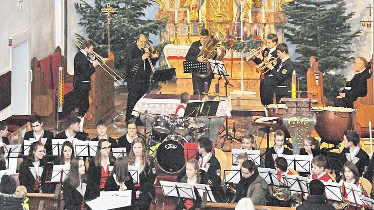 Das Blechbläserquintett des Jugendorchesters im Altarraum  Foto: Karl Heinz Wirth