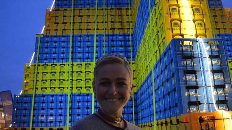 Hurra, der Weltrekord-Baum brennt! Am Freitagabend st&ouml;pselte die bayerische Bierk&ouml;nigin Veronika Ettstaller den Stecker ein. Foto: Isolde Krapf