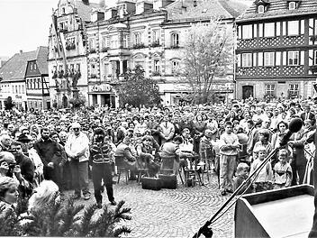 Der bayerische Innenminister Edmund Stoiber sprach 1990 bei einer Kundgebung auf dem Kronacher Marktplatz vor rund 1000 Menschen. Repros und Fotos: Gerd Fleischmann