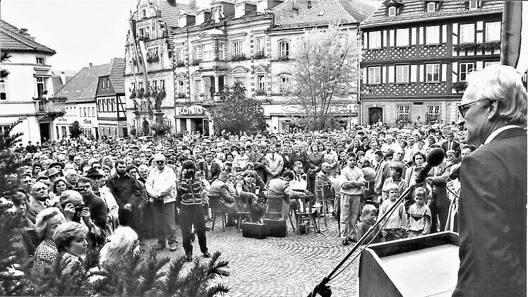 Der bayerische Innenminister Edmund Stoiber sprach 1990 bei einer Kundgebung auf dem Kronacher Marktplatz vor rund 1000 Menschen. Repros und Fotos: Gerd Fleischmann