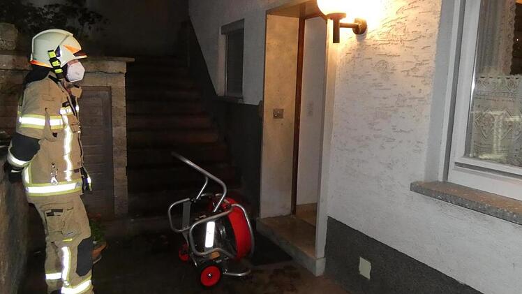 Mit einem Hochdrucklüfter wurde das Haus vom Rauch befreit.