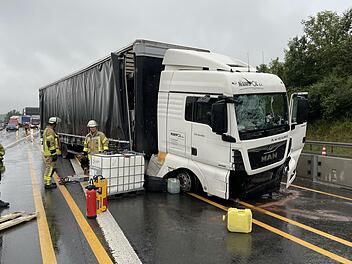 Der Dieseltank des Sattelzugs lief komplett leer.