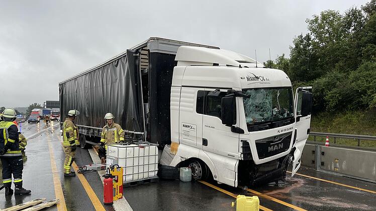 Der Dieseltank des Sattelzugs lief komplett leer.