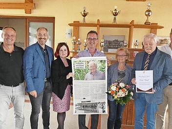 Der TSV 08 Kulmbach zeichnete Günter Kintzel für sein Lebenswerk mit der Ernennung zum Ehrenpräsidenten aus (von links): Stefan Schaffranek, Dieter Heinel, stellvertretender Landrat Jörg Kunstmann, stellvertretende Landrätin Christina Flauder, Vor...