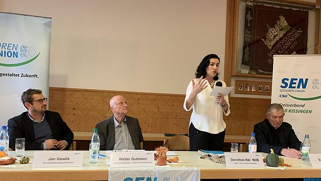Zur CSU-Seniorenunion kam Dorothee B&auml;r zu einem politischen Meinungsaustausch: (von links) Jan Gawlik, Walter Gutmann, Dorothee B&auml;r und Edwin H&auml;fner (stellvertretender Kreisvorsitzender). Foto: Walter Kuhn