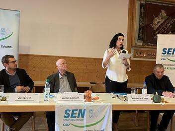 Zur CSU-Seniorenunion kam Dorothee Bär zu einem politischen Meinungsaustausch: (von links) Jan Gawlik, Walter Gutmann, Dorothee Bär und Edwin Häfner (stellvertretender Kreisvorsitzender). Foto: Walter Kuhn