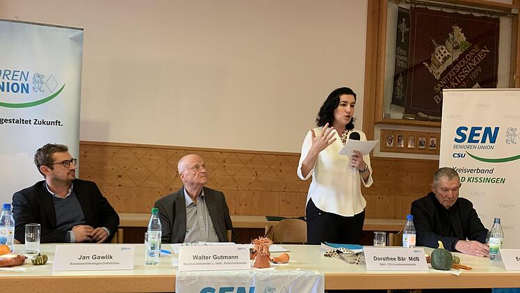 Zur CSU-Seniorenunion kam Dorothee Bär zu einem politischen Meinungsaustausch: (von links) Jan Gawlik, Walter Gutmann, Dorothee Bär und Edwin Häfner (stellvertretender Kreisvorsitzender). Foto: Walter Kuhn
