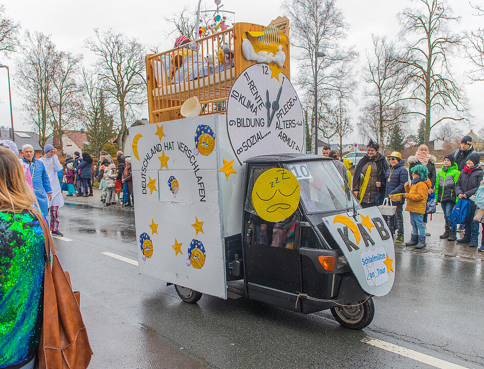 Buntes Faschingstreiben begeistert groß und klein.