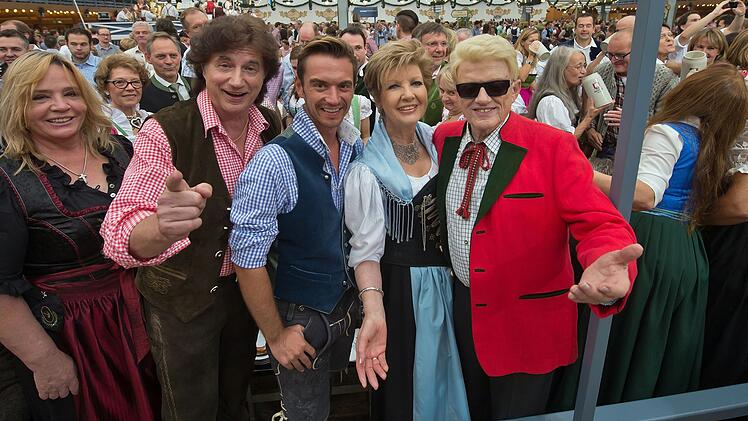 Die Wahrheit &uuml;ber den deutschen Schlager? Sie sieht auch so aus (von links): Sonja und Olaf Malolepski mit Florian Silbereisen, Carolin Reiber und Heino auf dem M&uuml;nchner Oktoberfest 2013.