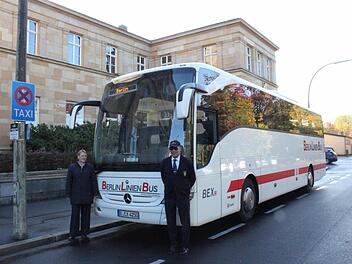 Rainer Schauer und Busbegleiterin Marion Herrscher warten vor dem Bad Kissinger Bahnhof auf die Fahrgäste.  Foto: Thomas Mäuser